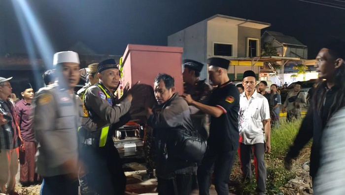Jenazah Muhfi Alfian santri Ponpes Al Khoziny saat akan dimakamkan di TPU Desa Damarsi, Sidoarjo