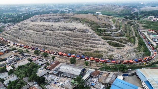 Pekerja membawa keranjang sampah di Tempat Pengolahan Sampah Terpadu (TPST) Bantargebang, Bekasi Jawa Barat, Rabu (15/10/2025). Presiden Prabowo Subianto menerbitkan Peraturan Presiden (Perpres) Nomor 109 Tahun 2025 tentang penanganan sampah perkotaan melalui pengolahan sampah menjadi energi terbarukan berbasis teknologi ramah lingkungan untuk mengatasi timbunan sampah hingga puluhan juta ton per tahun. ANTARA FOTO/Fakhri Hermansyah