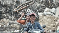 Pekerja membawa keranjang sampah di Tempat Pengolahan Sampah Terpadu (TPST) Bantargebang, Bekasi Jawa Barat, Rabu (15/10/2025). Ke depan, fasilitas seperti ini akan menjadi bagian penting dari implementasi Perpres yang mendorong konversi sampah menjadi energi listrik, biogas, maupun bahan bakar alternatif. ANTARA FOTO/Fakhri Hermansyah