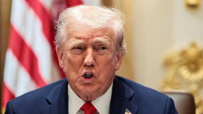 U.S. President Donald Trump speaks during a cabinet meeting at the White House in Washington, D.C., U.S., October 9, 2025. REUTERS/Evelyn Hockstein/File Photo Purchase Licensing Rights