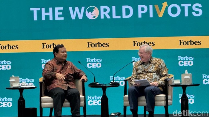 Presiden Prabowo Subianto dan Steve Forbes dalam acara Forbes Global CEO Conference 2025 di Jakarta (Eva/detikcom)