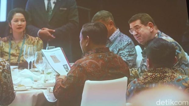 Presiden Prabowo Subianto dan Steve Forbes dalam acara Forbes Global CEO Conference 2025 di Jakarta (Eva/detikcom)