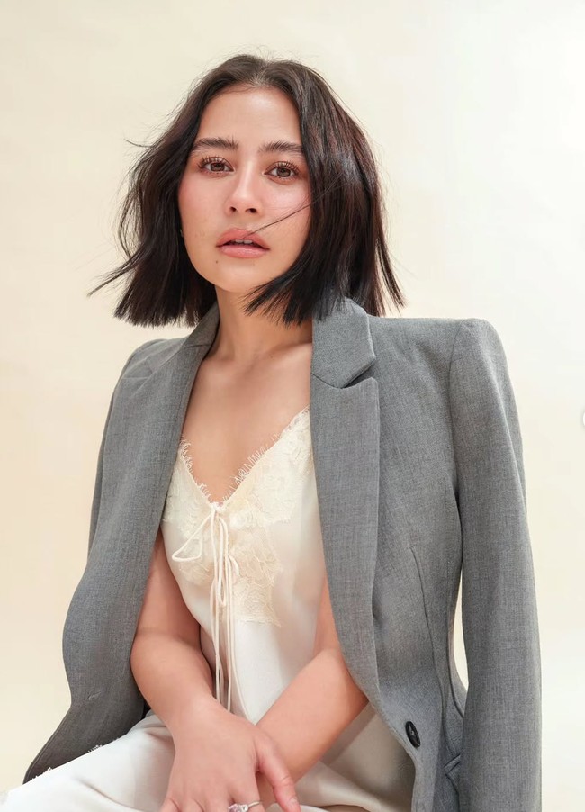 Prilly tampil memukau di pemotretan ulang tahunnya. Dengan gaya rambut barunya model bob sebahu, penampilannya terlihat modern dan simpel. sementara helaian yang sedikit berantakan justru menambah karakter effortless beauty yang sedang tren. Foto: Instagram/@prillylatuconsina96