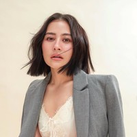Prilly tampil memukau di pemotretan ulang tahunnya. Dengan gaya rambut barunya model bob sebahu, penampilannya terlihat modern dan simpel. sementara helaian yang sedikit berantakan justru menambah karakter effortless beauty yang sedang tren. Foto: Instagram/@prillylatuconsina96
