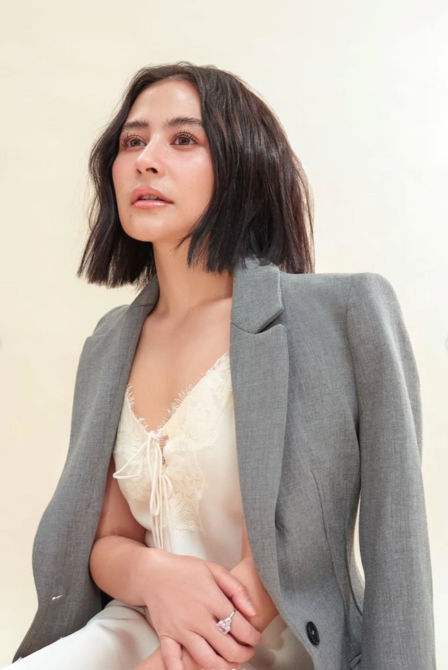 Di keterangan unggahannya, Prilly sedikit bercerita mengenai perjuangan yang sudah dilaluinya. Tak terasa, aku sudah sampai di ujung usia 20-an, sebuah perjalanan penuh warna. Aku sudah melewati masa jatuh, bangkit, gagal, mencoba lagi, hancur dan tumbuh kembali. Dari semua itu, aku belajar menerima kegagalan dengan ikhlas dan menyambut keberhasilan dengan rendah hati. Aku belajar tentang tanggung jawab —  tentang menjadi sandaran, tapi tetap menjaga diri agar tidak rapuh. Ada banyak duka, tapi juga banyak kebahagiaan. Dan kini aku hanya bisa berkata: Alhamdulillah. Aku tidak menyerah. Aku bahagia, tulis Prilly. Foto: Instagram/@prillylatuconsina96