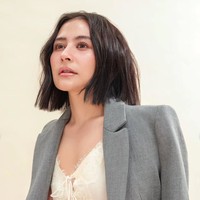 Di keterangan unggahannya, Prilly sedikit bercerita mengenai perjuangan yang sudah dilaluinya. Tak terasa, aku sudah sampai di ujung usia 20-an, sebuah perjalanan penuh warna. Aku sudah melewati masa jatuh, bangkit, gagal, mencoba lagi, hancur dan tumbuh kembali. Dari semua itu, aku belajar menerima kegagalan dengan ikhlas dan menyambut keberhasilan dengan rendah hati. Aku belajar tentang tanggung jawab —  tentang menjadi sandaran, tapi tetap menjaga diri agar tidak rapuh. Ada banyak duka, tapi juga banyak kebahagiaan. Dan kini aku hanya bisa berkata: Alhamdulillah. Aku tidak menyerah. Aku bahagia, tulis Prilly. Foto: Instagram/@prillylatuconsina96