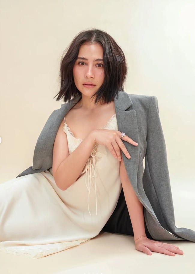Untuk melengkapi penampilannya agar lebih stylish, Prilly memadukannya dengan blazer abu-abu berpotongan klasik. Sebagai pelengkap, Prilly mengenakan cincin besar berkilau di jari manisnya. Foto: Instagram/@prillylatuconsina96