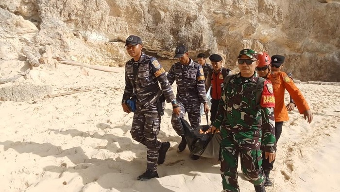 Proses evakuasi WN Prancis Alena yang tewas terseret ombak di Pantai Kelingking, Nusa Penida. Klungkung, Rabu (15/10/2025).