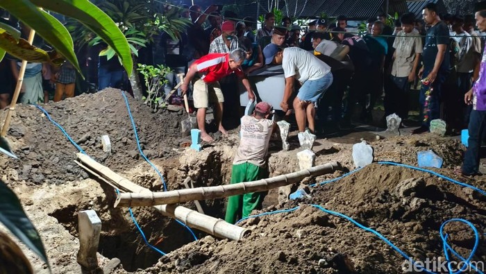 Proses pemakaman santri Al-Khoziny asal Tulangan Sidoarjo.
