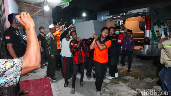 Proses pemakaman santri Al-Khoziny asal Tulangan Sidoarjo.