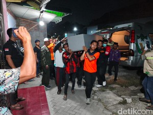 Tangis Haru Sambut Jenazah Fairuz Santri Al Khoziny Asal Sidoarjo