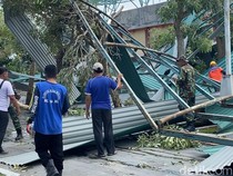 Evakuasi Atap Roboh Stadion Gelora Penataran Gunakan Alat Berat