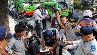 Petugas Dishub Kota Bogor memeriksa kelengkapan surat kendaraan saat razia angkot. Foto: ANTARA FOTO/Arif Firmansyah