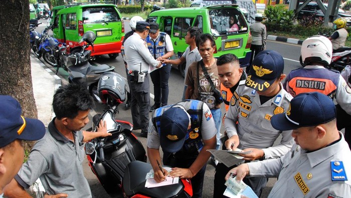 Razia Angkot di Bogor, Belasan Kendaraan Tak Layak Jalan Diangkut Petugas Petugas menguji kelayakan kendaraan saat razia angkot di Jalan Raya Pajajaran, Kota Bogor, Jawa Barat, Rabu (15/10/2025). Sebanyak 50 angkot terjaring dalam razia tersebut dan 12 di antaranya diamankan Dishub Kota Bogor karena tidak layak jalan secara teknis dan administrarif. ANTARA FOTO/Arif Firmansyah/rwa.