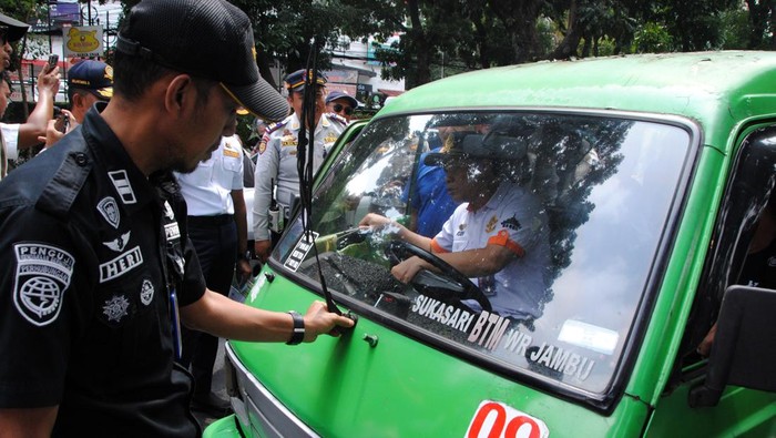 Razia Angkot di Bogor, Belasan Kendaraan Tak Layak Jalan Diangkut Petugas Petugas menguji kelayakan kendaraan saat razia angkot di Jalan Raya Pajajaran, Kota Bogor, Jawa Barat, Rabu (15/10/2025). Sebanyak 50 angkot terjaring dalam razia tersebut dan 12 di antaranya diamankan Dishub Kota Bogor karena tidak layak jalan secara teknis dan administrarif. ANTARA FOTO/Arif Firmansyah/rwa.