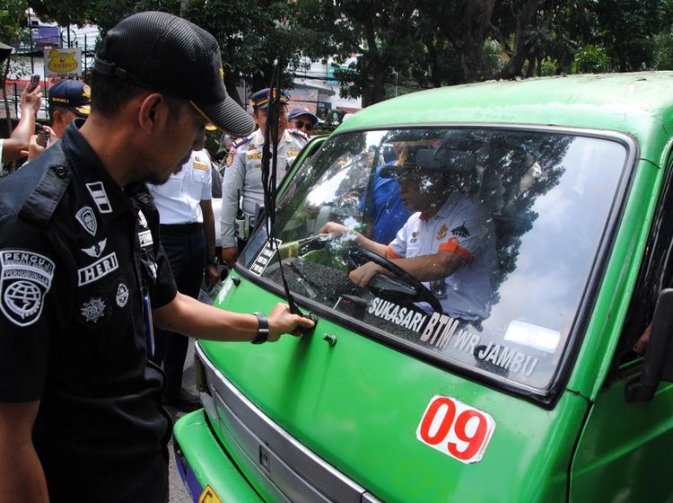 Razia Angkot di Bogor, Belasan Kendaraan Tak Layak Jalan Diangkut Petugas