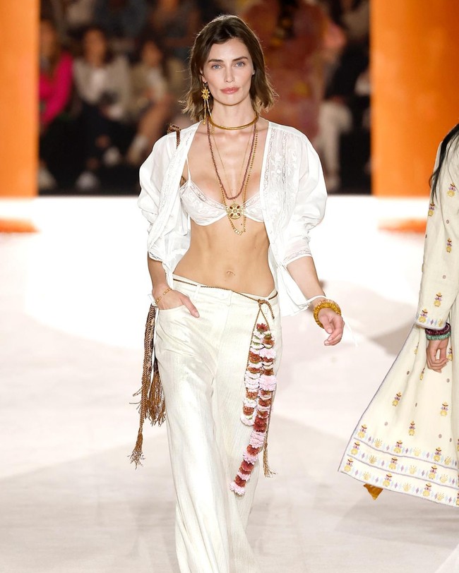 Wanita itu sendiri merupakan seorang model. Ia memulai kariernya sejak usia 17 setalah memenangkan sebuah kompetisi modeling. Foto: Instagram @iamrebeccad