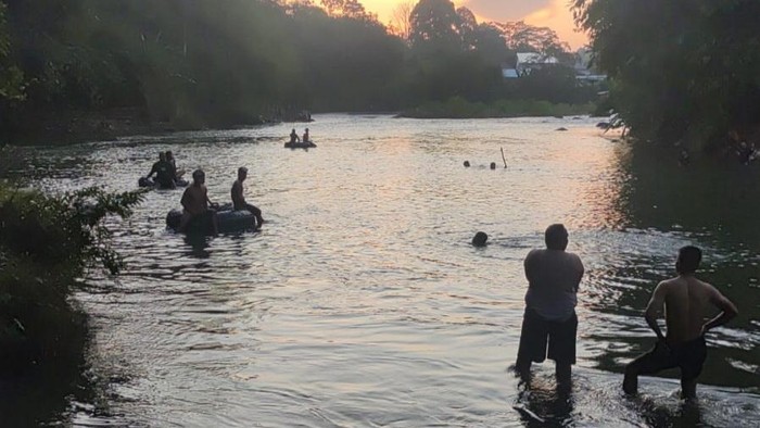 Warga melakukan pencarian terhadap remaja yang diduga hanyut di Sungai Kelingi