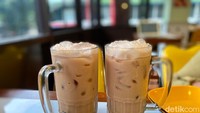 Untuk teman ngemil, Es Teh Tarik Jumbo wajib dicoba. Disajikan dalam gelas besar, rasa teh tariknya tidak terlalu manis. Harganya murah hanya Rp 17.000. Foto: detikFood