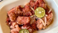 Jangan lupa pesan Ayam Nangking Jumbo yang disajikan dengan saus kental beraroma mentega dan bawang bombay. Tekstur ayamnya renyah di luar, tapi lembut di dalam. Foto: detikFood