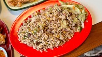 Menu paling populer di sini adalah Nasi Goreng Hong Kong dengan aroma smoky dan potongan bawang merah besar yang gurih serta lembut di lidah. Foto: detikFood