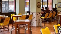 Interiornya mencuri perhatian dengan warna hijau dan merah mencolok berpadu kursi kuning terang. Suasananya hangat dan santai, cocok untuk makan bersama keluarga atau teman. Foto: detikFood