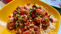 Menu Ayam GorTep Lada Garam juga banyak dipesan. Rasanya asin gurih dengan sensasi pedas dari lada dan irisan cabai yang melimpah, membuatnya terasa nikmat di setiap gigitan. Foto: detikFood