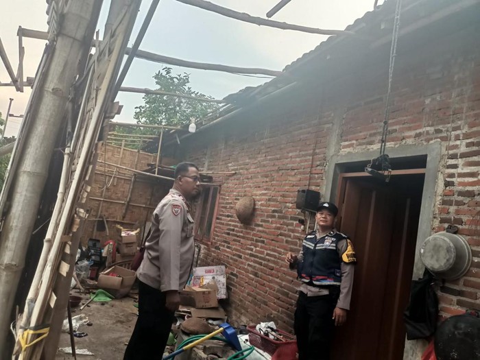 Rumah rusak di Desa Tambahagung, Pati, usai disapu puting beliung, Rabu (15/10/2025).