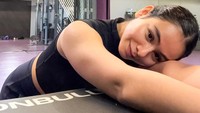 Sahila Hisyam mengaku di tahun ini lagi suka olahraga gym. Aku lagi memang nabung muscle toh, karena memang sebelumnya fokus ke kardio, kardio, kardio gitu. Satu tahun terakhir aku mau fokusin gym dulu, memperbaiki otot-otot aku, nah setelah itu plan-nya aku akan mungkin ikutan maraton lagi, katanya. (Foto: dok Instagram sahilahisyam)