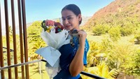 Sahila Hisyam bahagia kebiasaan berolahraga lagi ditiru ibundanya. Awalnya memang berat gitu kayak nyuruh mama untuk olahraga konsisten gitu, tapi akhirnya sekarang setelah pakai coach, rajin latihan olahraga, yang tadinya lututnya sakit, kakinya gampang sakit kalau kita lagi liburan bareng, dia sekarang lagi happy banget karena kakinya sudah gak sakit, terus dia ngerasa lingkar badannya mengecil, terus sekarang lagi enjoy belajar untuk makan lebih sehat, ujarnya. (Foto: dok Instagram sahilahisyam)