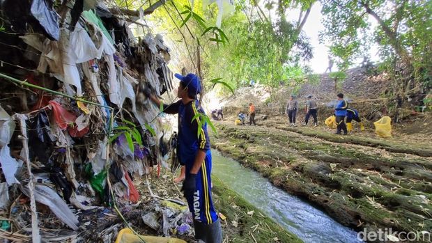 Aksi bersih-bersih sampah di Kali Code di Bibis, Timbulharjo, Sewon, Bantul, Rabu (15/10/2025).