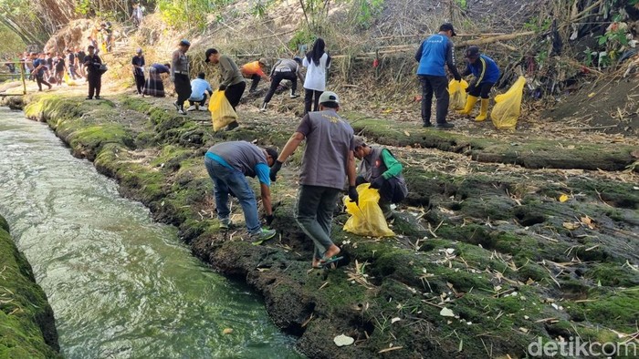 Aksi bersih-bersih sampah di Kali Code di Bibis, Timbulharjo, Sewon, Bantul, Rabu (15/10/2025).