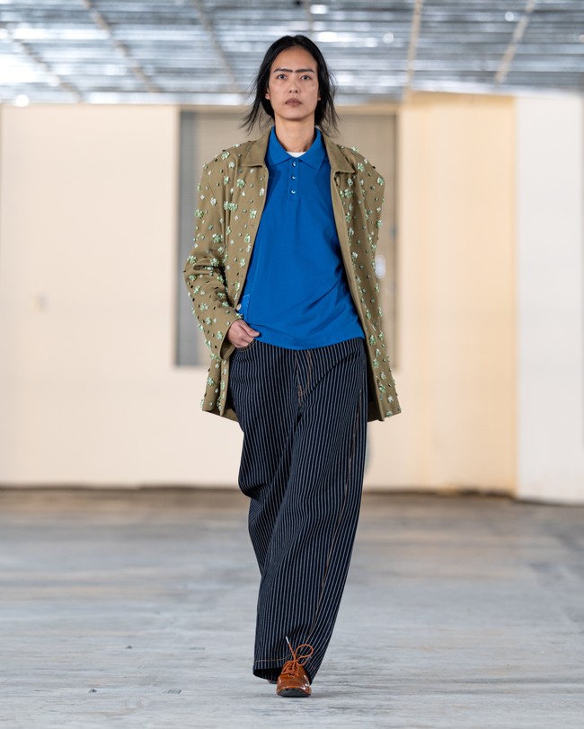 Koleksi ini menampilkan evolusi dari kelembutan menuju struktur sadar bentuk. Jaket berpotongan jam pasir menegaskan siluet feminin, sementara gaun pendek berpotongan presisi memadukan seni dan fungsionalitas. Rumbai, manik-manik, dan bordir memperkaya tekstur busana, memberi kehidupan pada setiap gerak. (Foto: Dok. Sapto Djojokartiko)