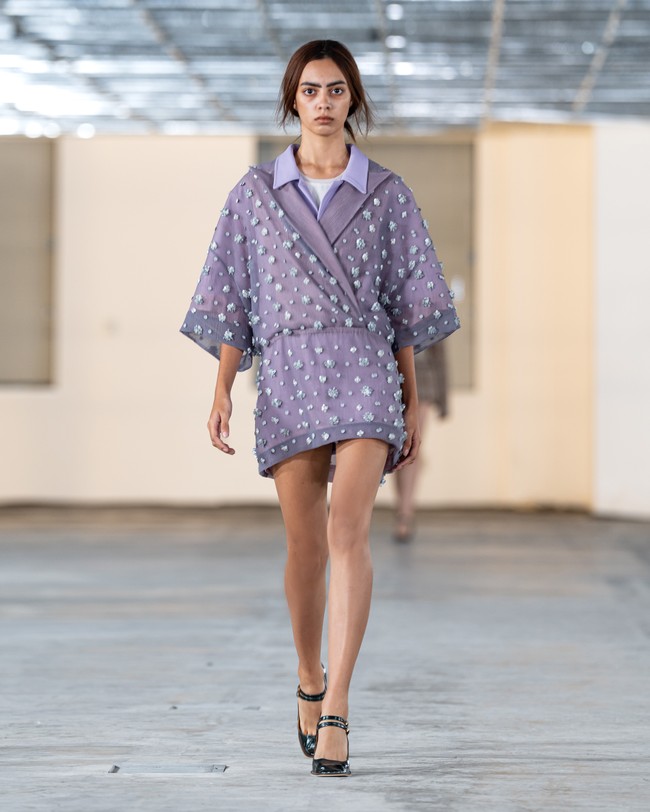 Bagi para pencinta haute couture, koleksi ini adalah ode untuk seni kerajinan tinggi. Untuk mereka yang memilih busana siap pakai, pilihan yang ditawarkan menjadi sumber aspirasi akan relevansi dan keanggunan yang membumi. (Foto: Dok. Sapto Djojokartiko)