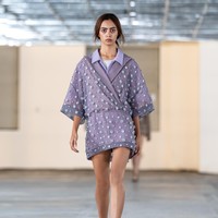 Bagi para pencinta haute couture, koleksi ini adalah ode untuk seni kerajinan tinggi. Untuk mereka yang memilih busana siap pakai, pilihan yang ditawarkan menjadi sumber aspirasi akan relevansi dan keanggunan yang membumi. (Foto: Dok. Sapto Djojokartiko)