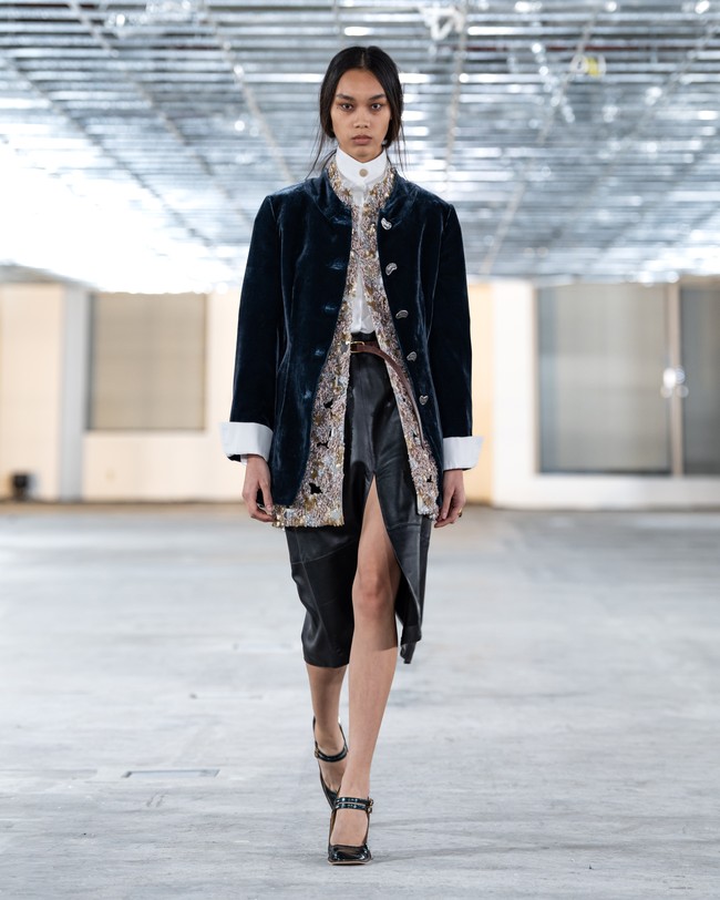 Palet warnanya berpindah dari nada bumi yang lembut — krem pasir, plum, dan cokelat lava — menuju ronanya yang lebih berani: biru capri, hijau herb, merah muda bonbon, hingga oranye sriracha. Warna-warna ini seperti denyut energi baru, menghadirkan optimisme di tengah keletihan. (Foto: Dok. Sapto Djojokartiko)