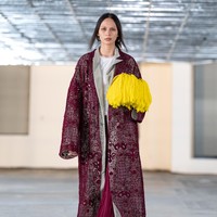 Melalui Spring/Summer 2026, Sapto Djojokartiko menegaskan keyakinannya bahwa mode lebih dari sekadar gaya. Sebuah karya yang dapat maknai sebagai bahasa emosional yang mampu memberi harapan. Di tengah dunia yang lelah dan penuh kebisingan digital, koleksi ini menjadi ajakan untuk tetap merayakan hidup, sekecil apa pun caranya. (Foto: Dok. Sapto Djojokartiko)