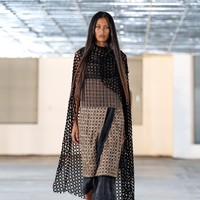 Sentuhan khas rumah mode ini juga hadir lewat sulam kerancang, corak batik kawung pada kulit, hingga ikat cemplong Bali yang diolah ulang dengan segar. Semua disatukan dalam satu bahasa visual yang halus namun penuh kekuatan. (Foto: Dok. Sapto Djojokartiko)