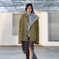 apto membuka kembali arsip lamanya dan menafsirkannya dengan sentuhan baru. Motif kotak-kotak yang dulu muncul sebagai kain jadi kini hadir dalam bentuk bordir tiga dimensi menyerupai anyaman, sementara motif buah mengkudu, simbol penyembuhan dalam tradisi Nusantara, tampil berdampingan dengan bordir yayi-turangan bergambar kuda dan ombak. (Foto: Dok. Sapto Djojokartiko)