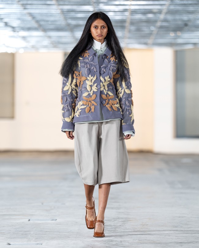 Karya ini seolah menjadi catatan perjalanan manusia: bahwa tekanan selalu melahirkan ekspresi, dan krisis menyalakan kreativitas. Dengan kesadaran itu, Sapto menghadirkan refleksi yang terasa relevan, sebuah ajakan untuk tetap bermimpi dan bergerak, bahkan di tengah ketidakpastian. (Foto: Dok. Sapto Djojokartiko)