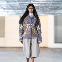 Karya ini seolah menjadi catatan perjalanan manusia: bahwa tekanan selalu melahirkan ekspresi, dan krisis menyalakan kreativitas. Dengan kesadaran itu, Sapto menghadirkan refleksi yang terasa relevan, sebuah ajakan untuk tetap bermimpi dan bergerak, bahkan di tengah ketidakpastian. (Foto: Dok. Sapto Djojokartiko)