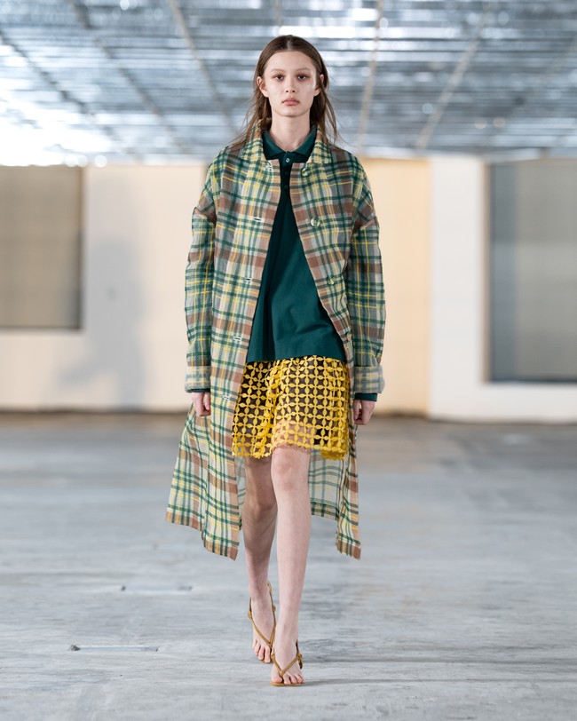 Bagi Sapto, kelelahan bukan akhir, melainkan titik mula pencarian baru. Ia menerjemahkan gagasan itu melalui lapisan kain, tekstur, dan warna sehingga menjadikan busana sebagai bentuk eskapisme yang tidak lari dari kenyataan, tapi menciptakan ruang imaji bagi jiwa untuk beristirahat. (Foto: Dok. Sapto Djojokartiko)