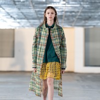 Bagi Sapto, kelelahan bukan akhir, melainkan titik mula pencarian baru. Ia menerjemahkan gagasan itu melalui lapisan kain, tekstur, dan warna sehingga menjadikan busana sebagai bentuk eskapisme yang tidak lari dari kenyataan, tapi menciptakan ruang imaji bagi jiwa untuk beristirahat. (Foto: Dok. Sapto Djojokartiko)