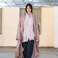 Di tengah dunia yang kian bising dan tak pasti, sang desainer menawarkan mode sebagai ruang bernapa, sebuah tempat mencari ketenangan, menyalakan kembali harapan, dan menemukan makna baru dari keindahan. Koleksi ini berangkat dari rasa lelah kolektif pasca pandemi dan dinamika global yang tak menentu. (Foto: Dok. Sapto Djojokartiko)