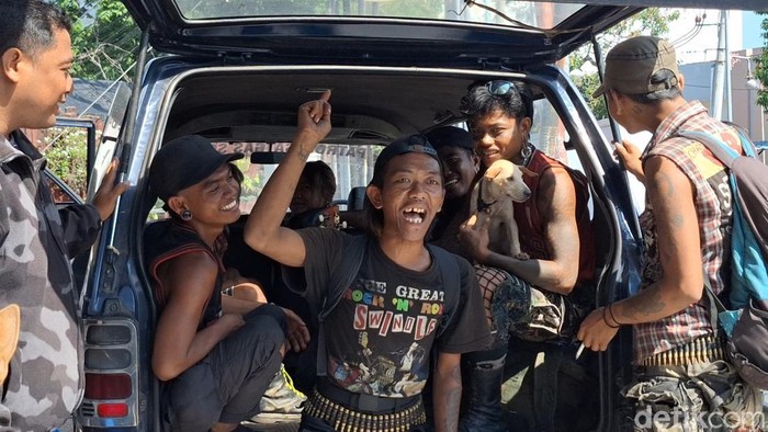 Satgas Dinsos Mataram mengamankan sejumlah anak punk di Simpang Jalan Sweta, Kota Mataram, NTB, Rabu (15/10/2025). (Foto: Nathea Citra/detikBali)