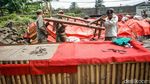 Satpol PP Bongkar Lapak Pedagang Nakal di Kalimalang