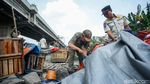 Satpol PP Bongkar Lapak Pedagang Nakal di Kalimalang