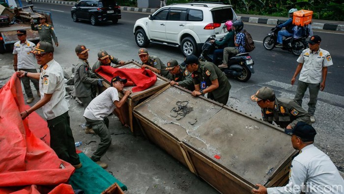 Satpol PP Bongkar Lapak Pedagang Nakal di Kalimalang Sejumlah petugas Satpol PP membongkar lapak pedagang liar di Jalan Laksamana Malahayati, Duren Sawit, Jakarta Timur, Rabu (15/10/2025).