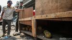 Satpol PP Bongkar Lapak Pedagang Nakal di Kalimalang