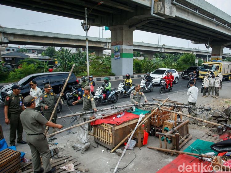 Satpol PP Bongkar Lapak Pedagang Nakal di Kalimalang